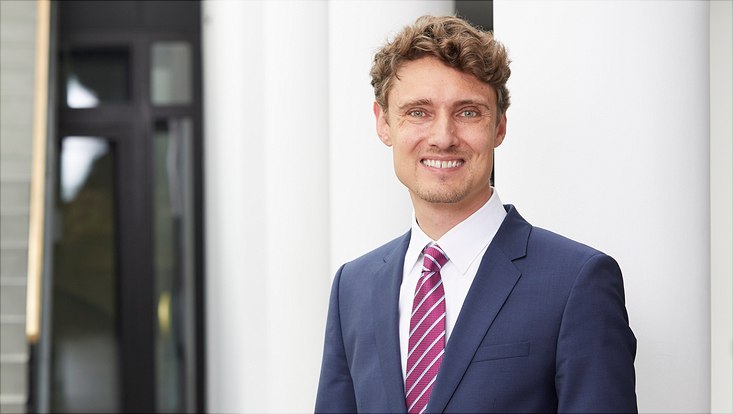 Dieses Bild ist ein Portrait von Prof. Dr. Jonas Schreyögg