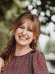 This is a portrait of Janice Schönfeld